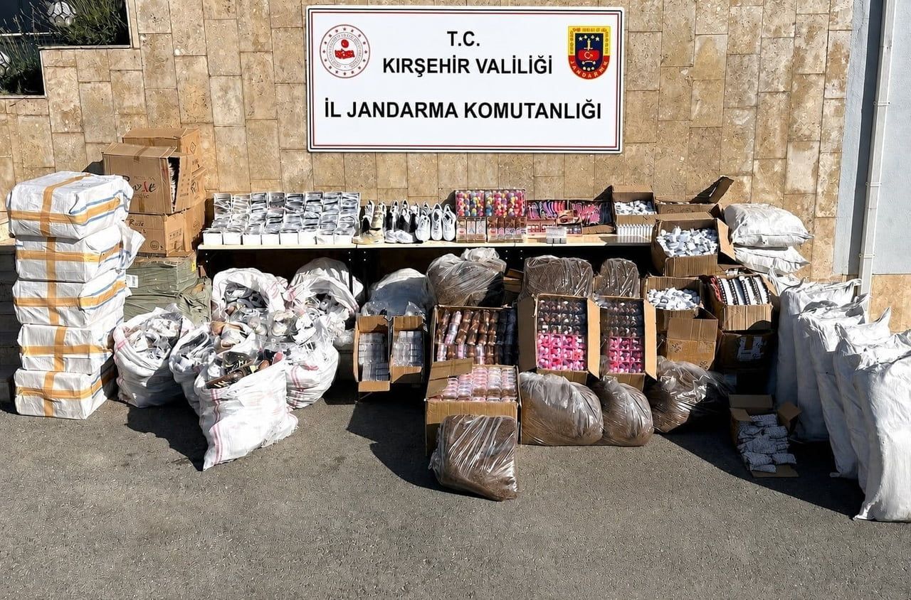 KIRŞEHİR'DE JANDARMA DİYARBAKIR'DAN DİĞER İLLERE SEVK EDİLEN GÜMRÜK KAÇAĞI EŞYA SEVKİYATINI...