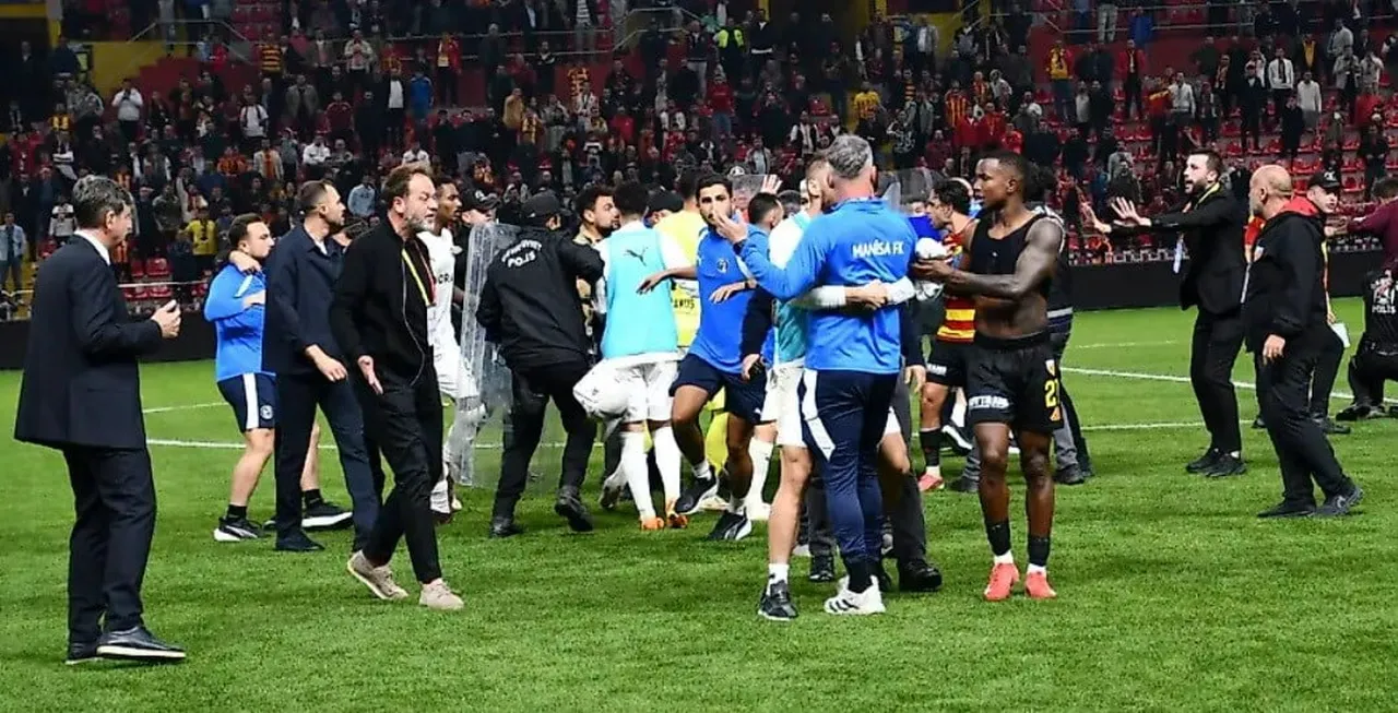 KAYSERİSPOR'A, MANİSA FK İLE OYNANAN MAÇTA YAŞANAN OLAYLARDAN DOLAYI PFDK TARAFINDAN CEZA...