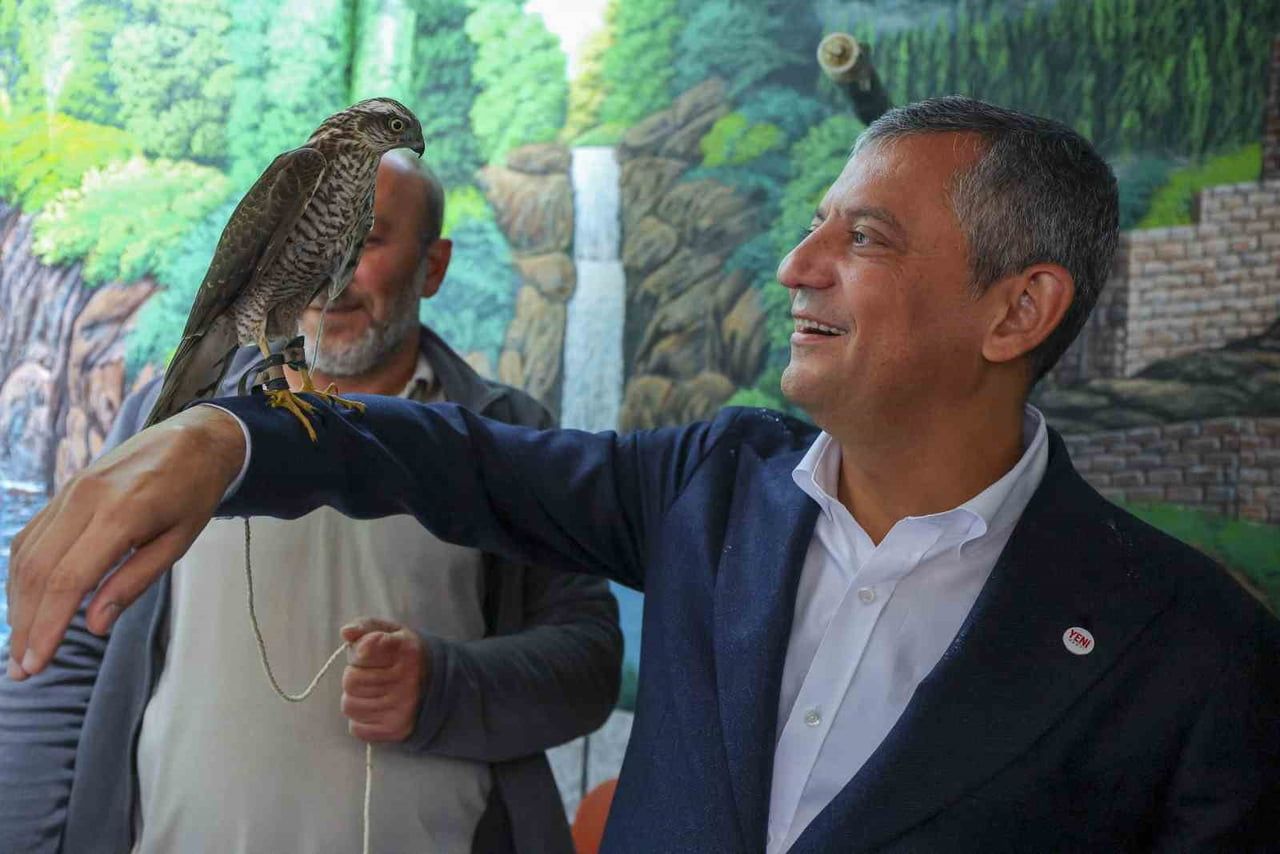 ZİYARET PROGRAMI KAPSAMINDA ESNAFLA KAHVALTIDA BİR ARAYA GELEN VE BİR ATMACA İLE POZ VEREN ÖZEL...