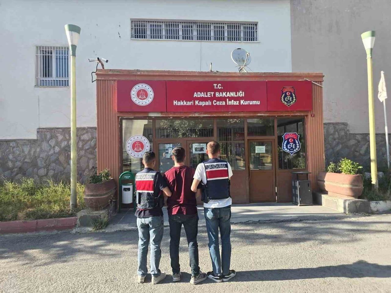 JANDARMA EKİPLERİ, HAKLARINDA KESİNLEŞMİŞ HAPİS CEZASI BULUNAN 4 HÜKÜMLÜYÜ DÜZENLENEN...