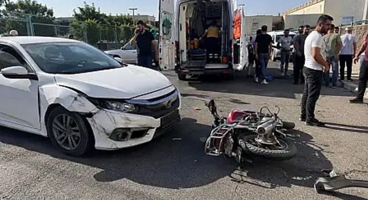 SİİRT’TE OTOMOBİL İLE MOTOSİKLETİN ÇARPIŞMASI SONUCU 2 KİŞİ YARALANDI.