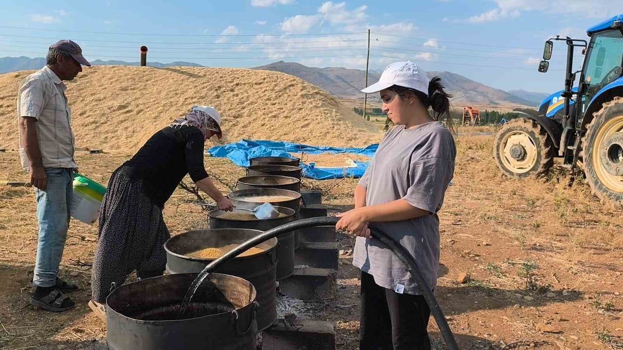 ÜNİVERSİTE EĞİTİMLERİ İÇİN ŞEHİR DIŞINDA BULUNAN AYŞENUR VE SEMANUR TOKDEMİR KARDEŞLER, YAZ...