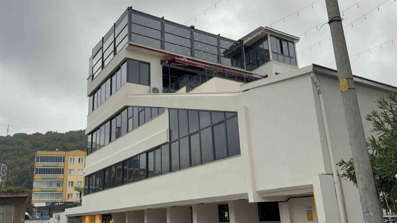 SAMSUN’UN ATAKUM İLÇESİNDE BİR RESTORANIN 4. KATINDA YEMEK SERVİS ASANSÖRÜYLE UĞRAŞTIĞI SIRADA...