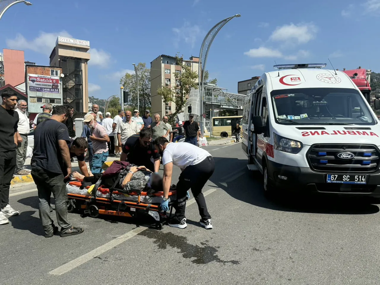 ZONGULDAK'TA OTOMOBİLİN ÇARPTIĞI YAŞLI KADIN YARALANDI.