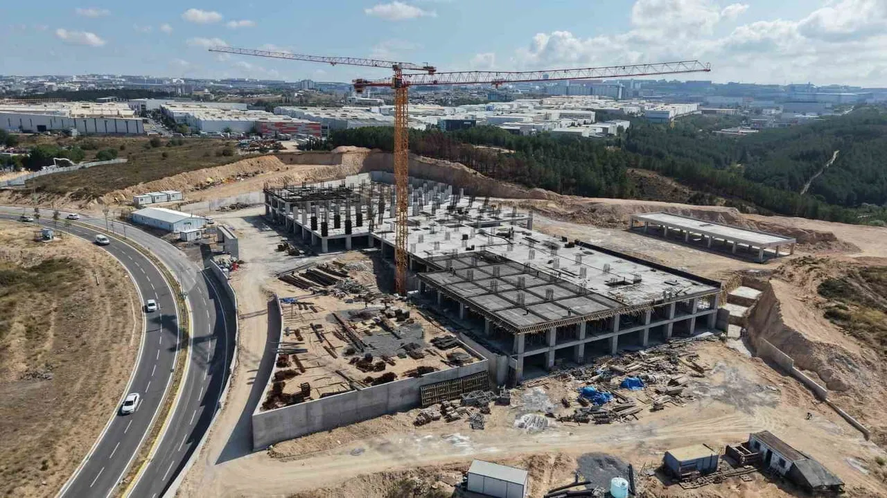 ÇAYIROVA'DA YAPIMI DEVAM EDEN DEPREM İZOLATÖRLÜ 200 YATAK KAPASİTELİ DEVLET HASTANESİNİN İKİNCİ...