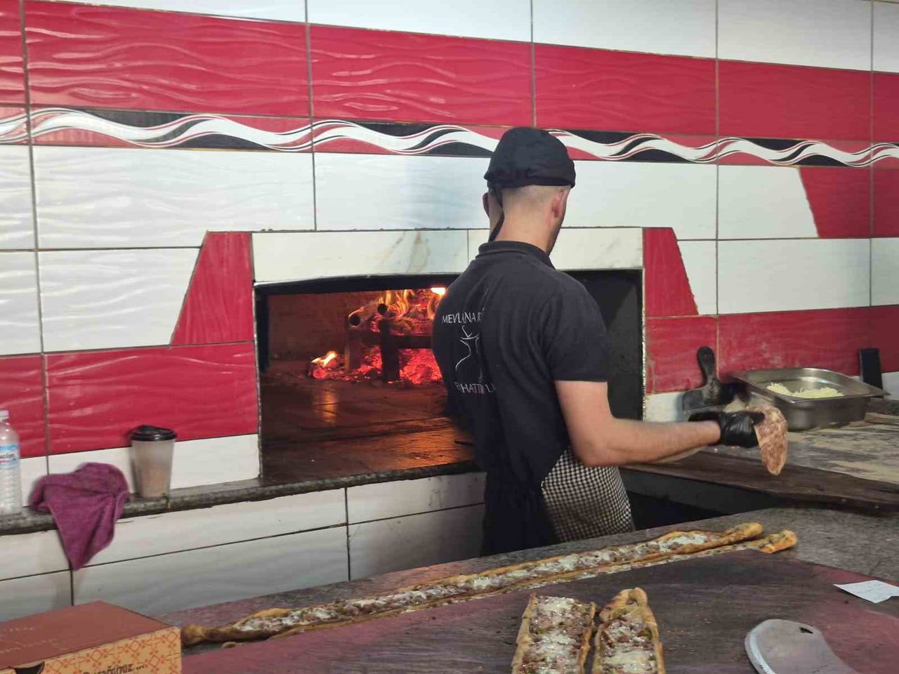 ESKİŞEHİR'İN SİVRİHİSAR İLÇESİNDE 36 YILDIR KEBAPÇILIK YAPAN 48 YAŞINDAKİ BAHATTİN BAYIK, 300...