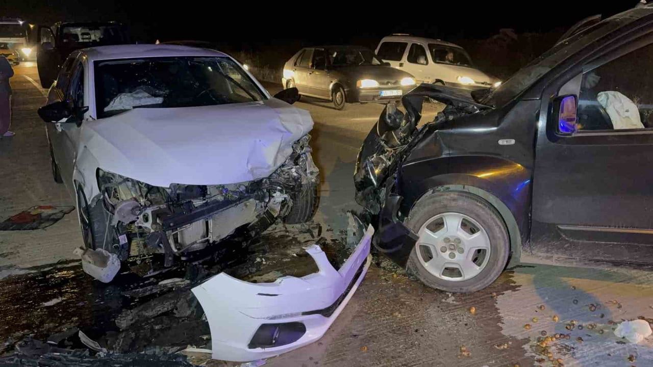 SAMSUN’UN İLKADIM İLÇESİNDE OTOMOBİL İLE HAFİF TİCARİ ARACIN ÇARPIŞTIĞI KAZADA 5 KİŞİ...