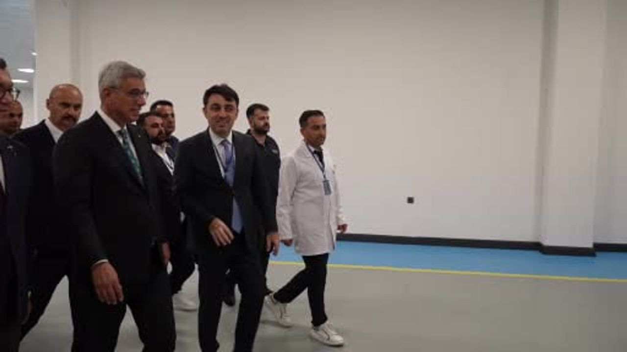 Bakan Memişoğlu, yerli ve milli imkanlarla yapılan mekanik ventilatörlerin üretim tesisini ziyaret...