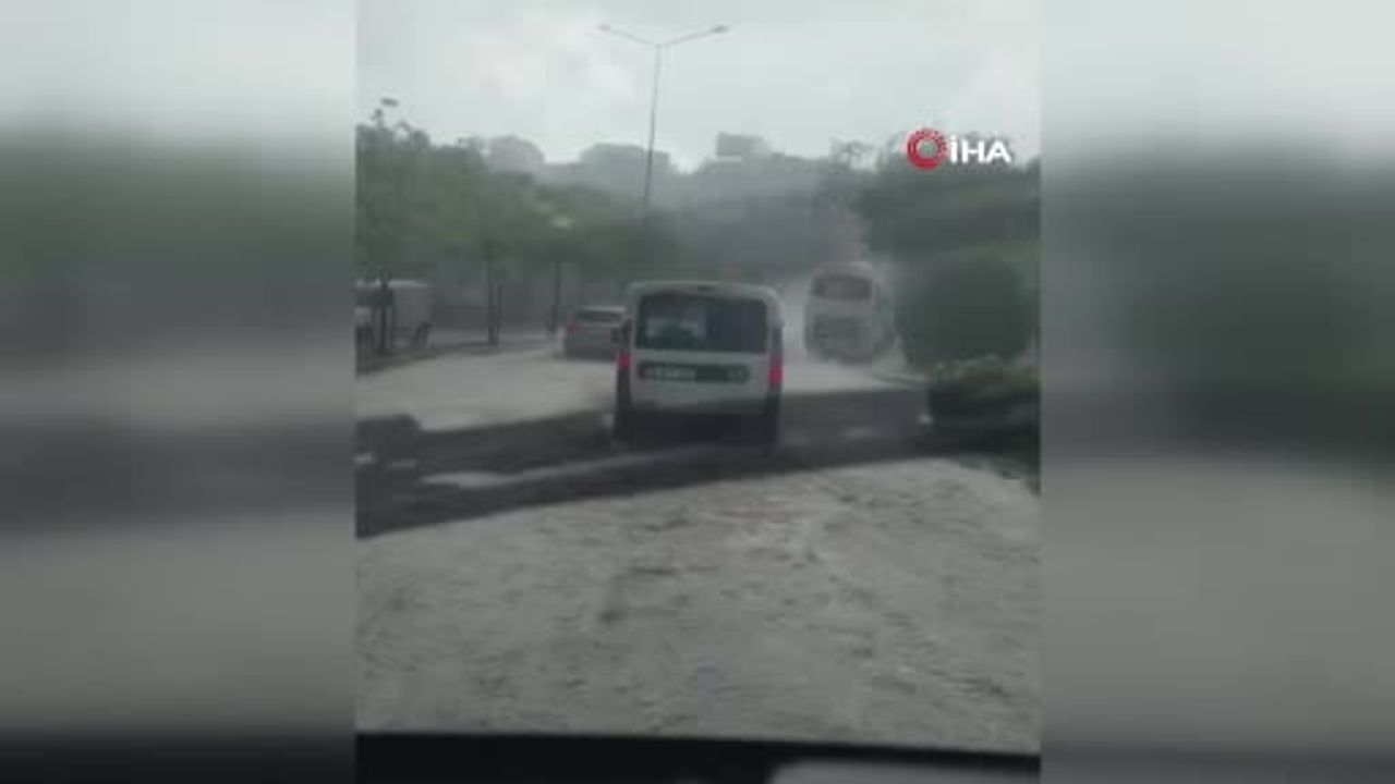 Karacabey'de şiddetli yağmur yolları göle çevirdi