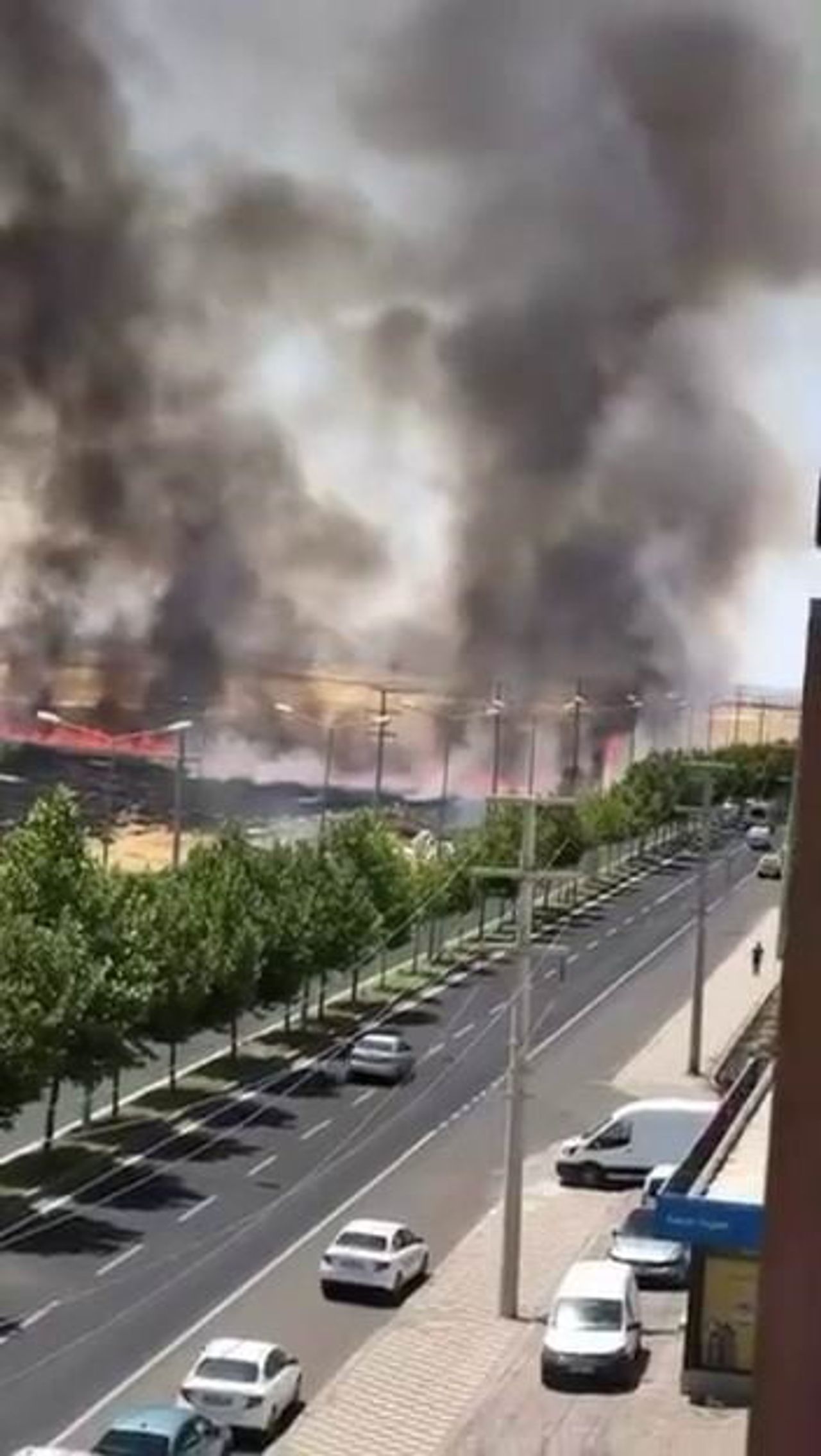 DİYARBAKIR’DA OTLUK ALANDA ÇIKAN YANGIN PANİĞE NEDEN OLDU.