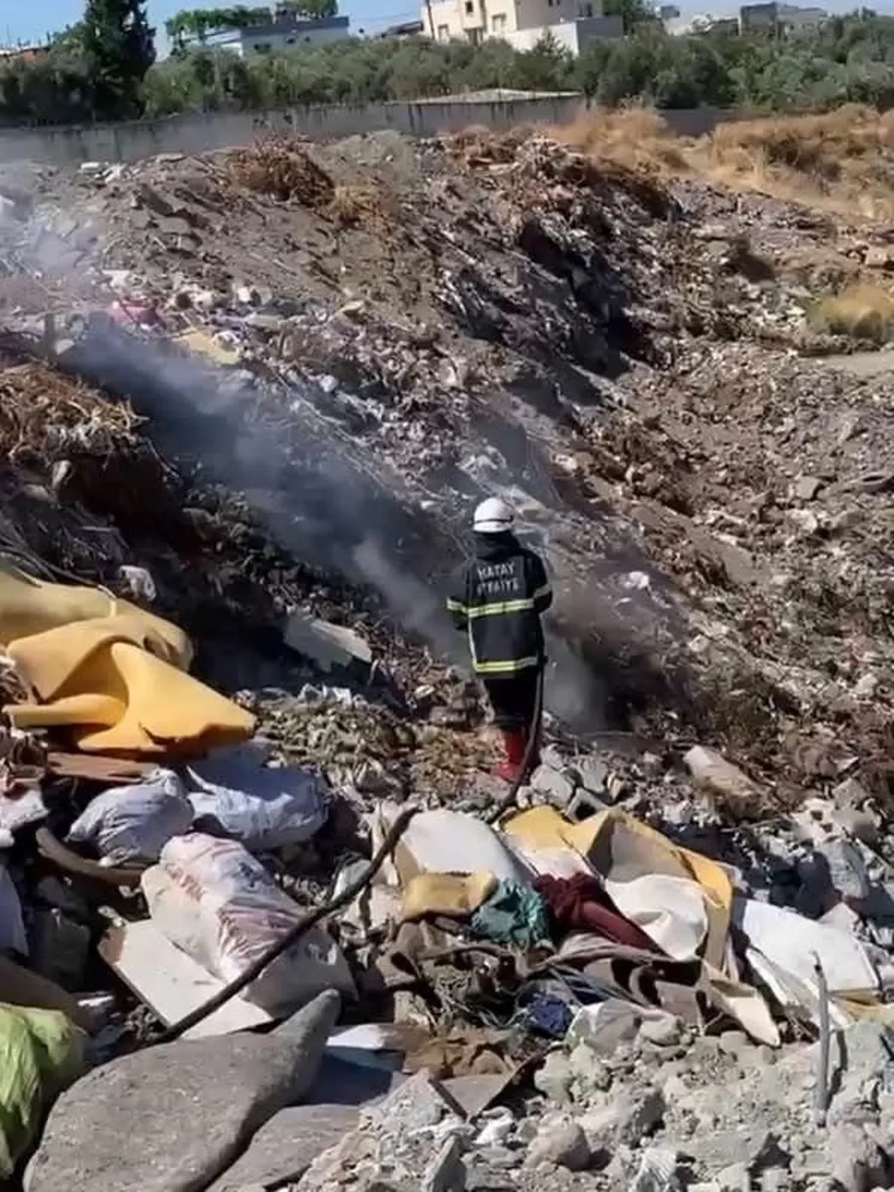 ERZİN’DE ÇÖPLÜK ALANINDA ÇIKAN YANGIN, OGM VE İTFAİYE EKİPLERİNİN MÜDAHALESİYLE KONTROL ALTINA...