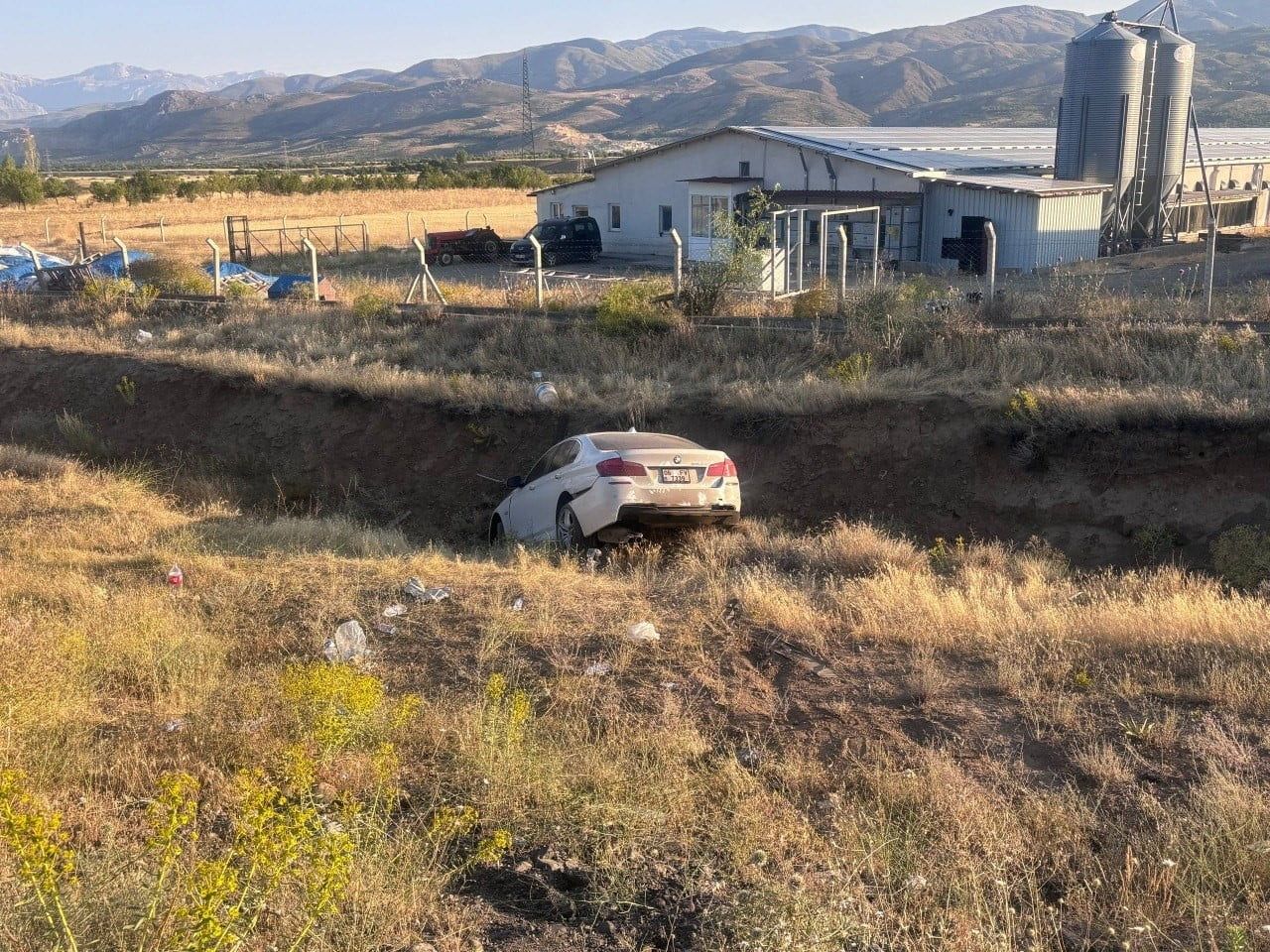 ERZİNCAN'DA OTOMOBİL YOLDAN ÇIKTI: 3'Ü ÇOCUK 6 YARALI