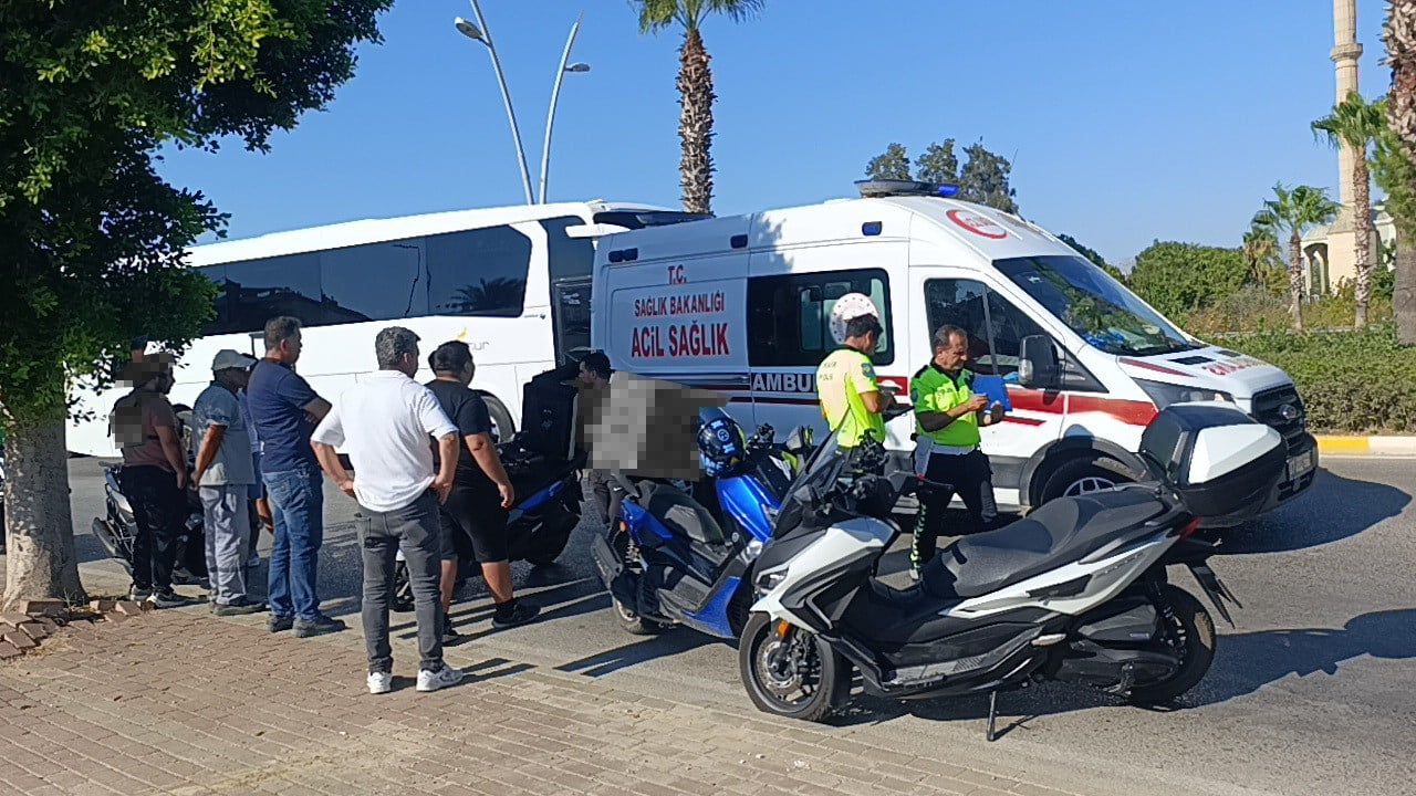 ANTALYA'NIN MANAVGAT İLÇESİ D-400 KARAYOLU ÜZERİNDE KAMYONET İLE MOTOSİKLET ÇARPIŞTI. AYNI...