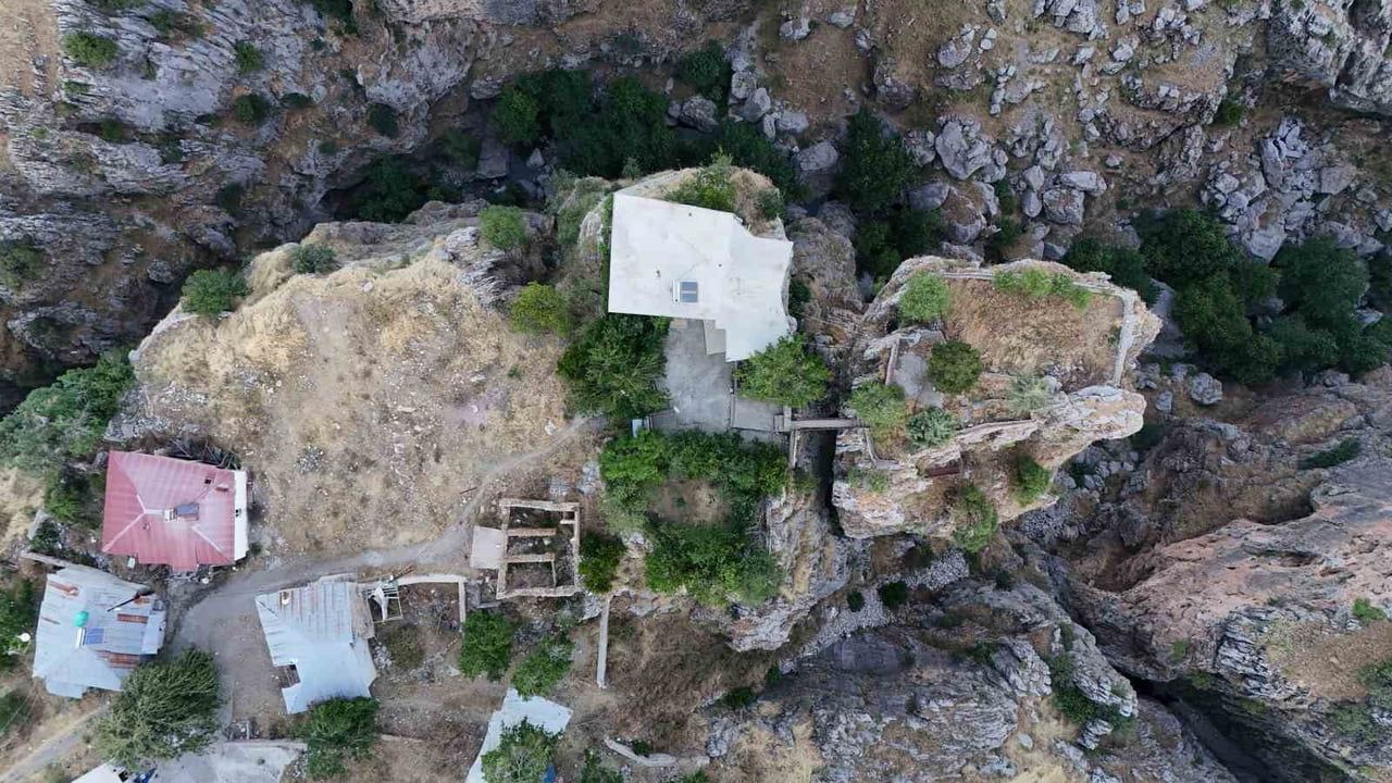 DİYARBAKIR'IN ÇÜNGÜŞ İLÇESİNDE UÇURUMUN KENARINDA 168 METRE YÜKSEKLİKTEKİ KAYALIK ÜZERİNDE BULUNAN...