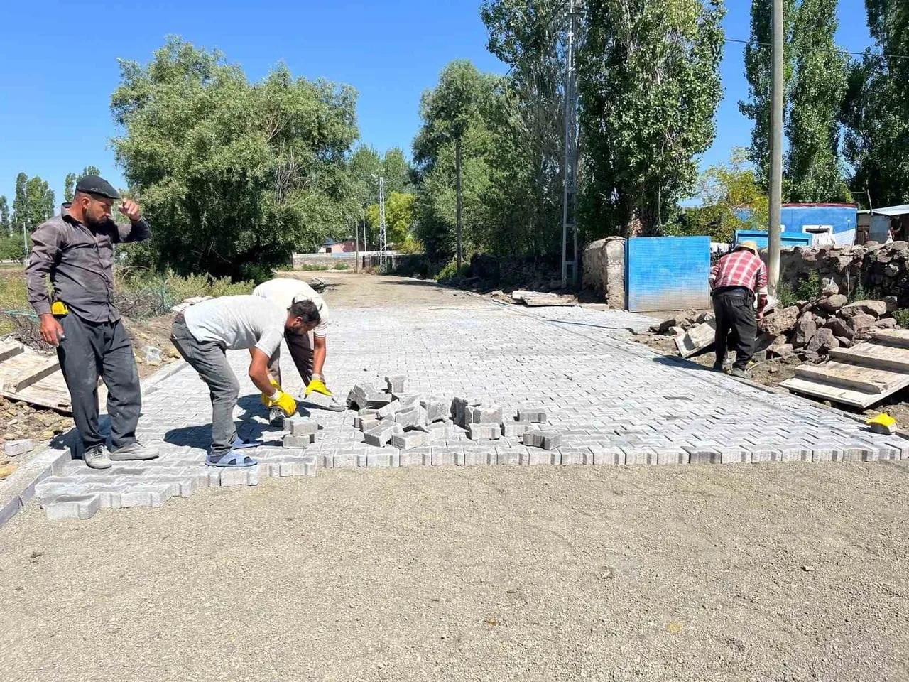 AKYAKA’DA KÖY YOLLARININ KİLİT PARKE TAŞ YAPIMI SÜRÜYOR(KARS-İHA)