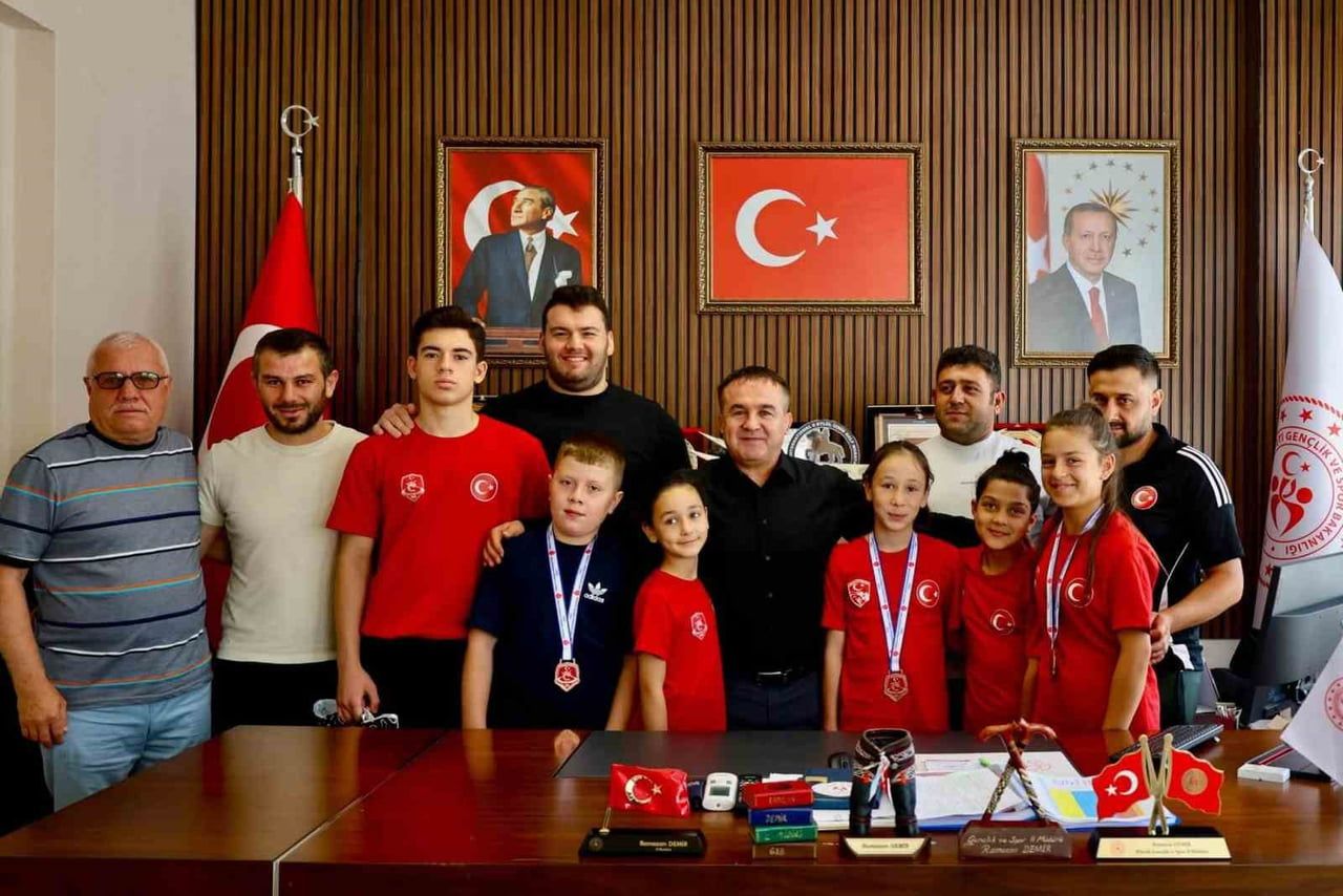 10 BİN SPORCUNUN YARIŞTIĞI TÜRKİYE ŞAMPİYONASINDA BİLECİKLİ GÜREŞÇİLERDEN BÜYÜK...
