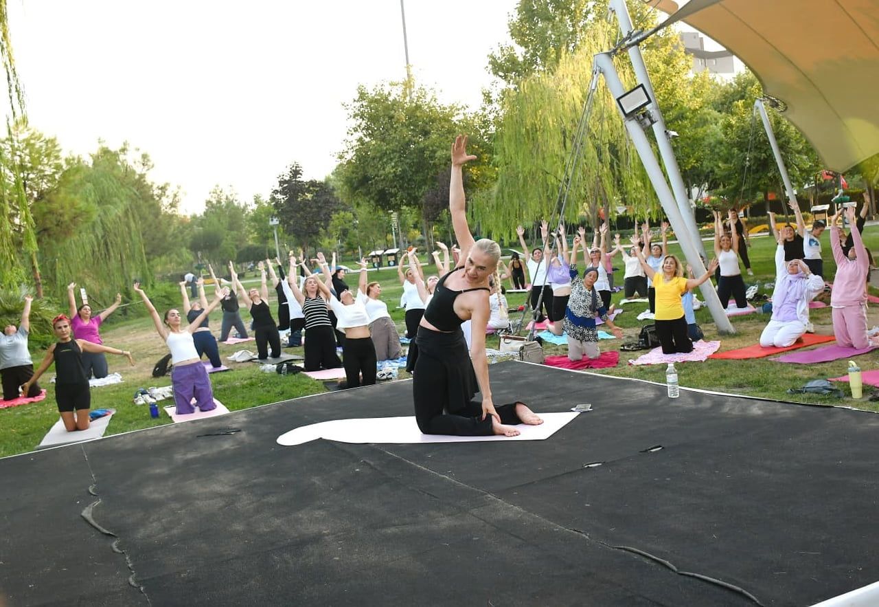 YUNUSEMRE BELEDİYESPOR'UN KADINLARA YÖNELİK DÜZENLEDİĞİ YOGA ETKİNLİĞİ ATATÜRK KENT PARK’INDA...