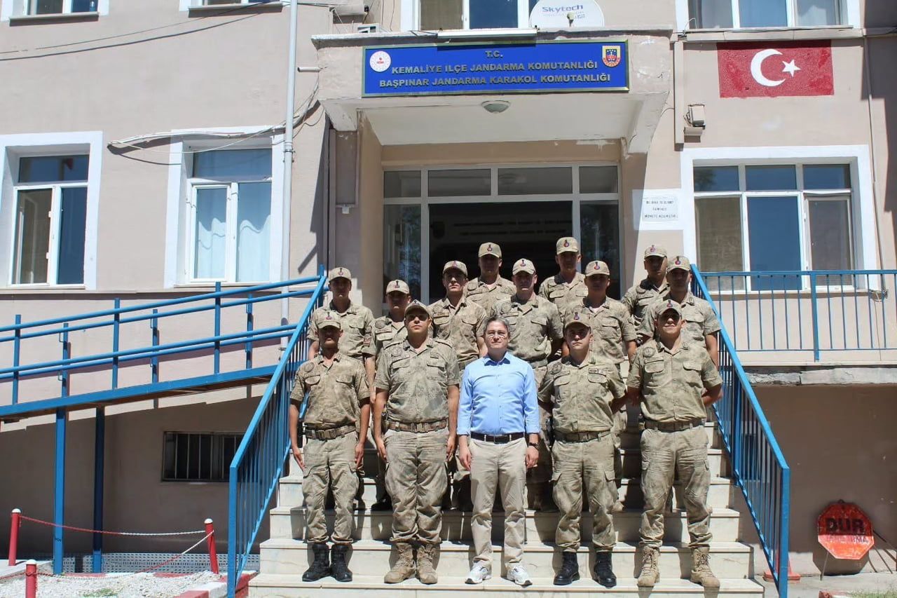 KEMALİYE KAYMAKAMI EMİRHAN ARIKAN, BAŞPINAR JANDARMA KARAKOLUNU ZİYARET EDEREK GÖREVLİ PERSONELLE...