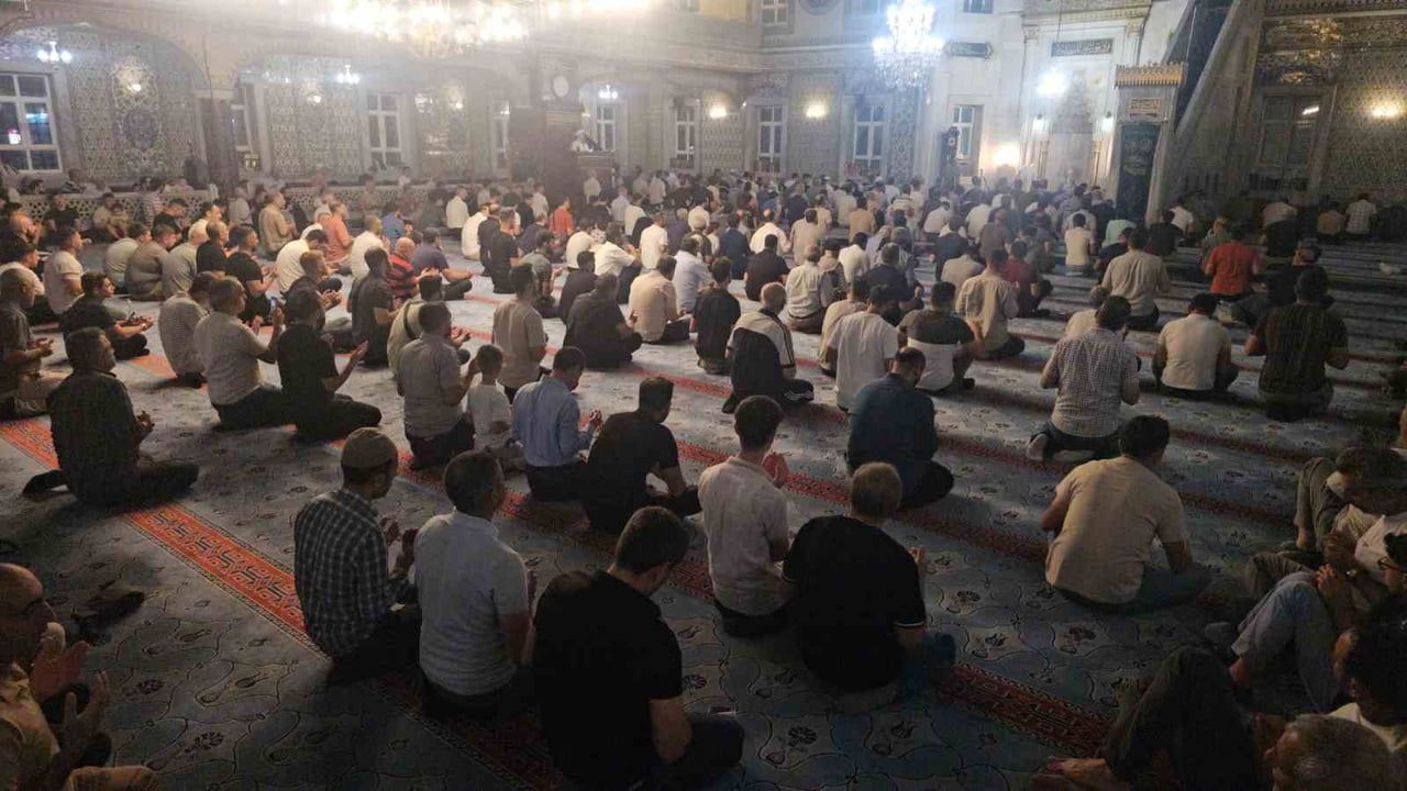 MEVLİT KANDİLİ’NDE CAMİLER DOLDU TAŞTI