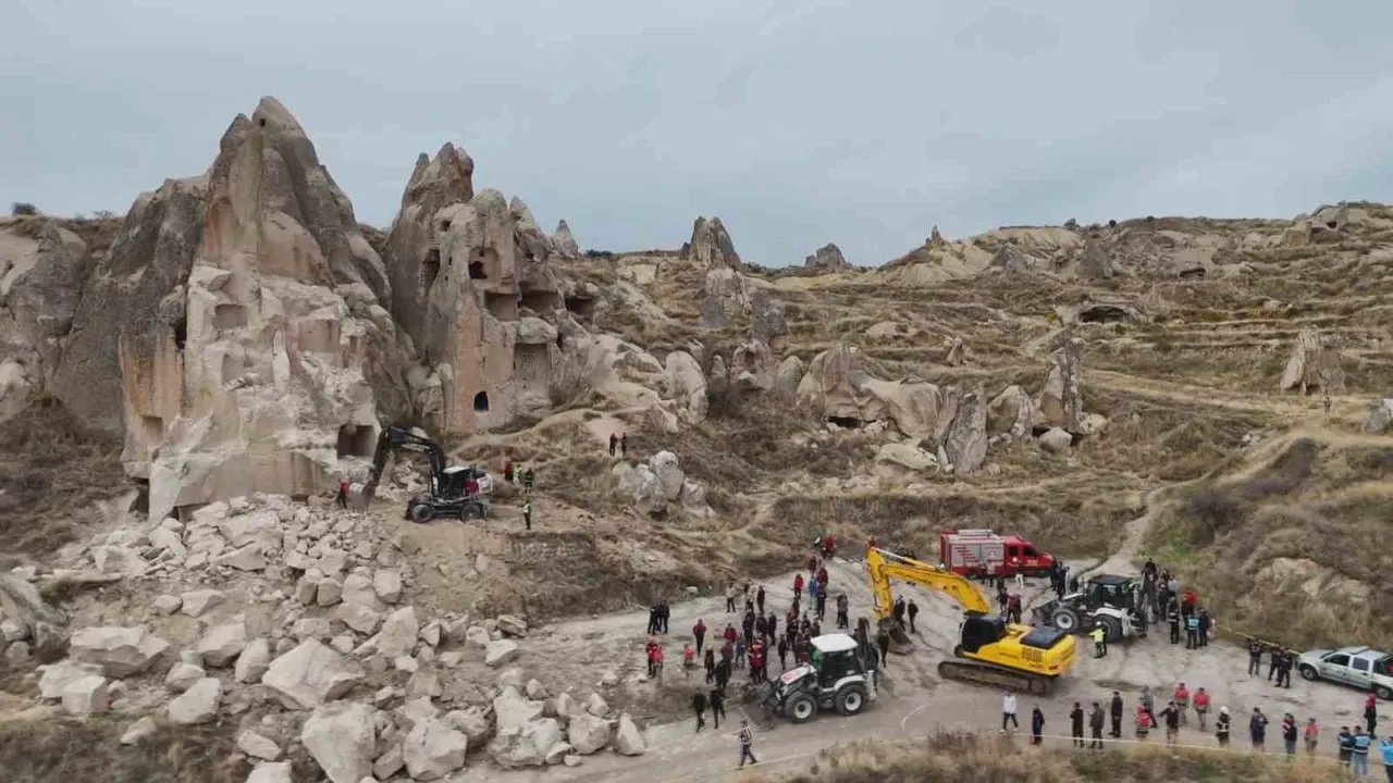 NEVŞEHİR'İN GÖREME BELDESİNDE ÇÖKEN PERİBACASI HAVADAN GÖRÜNTÜLENDİ.