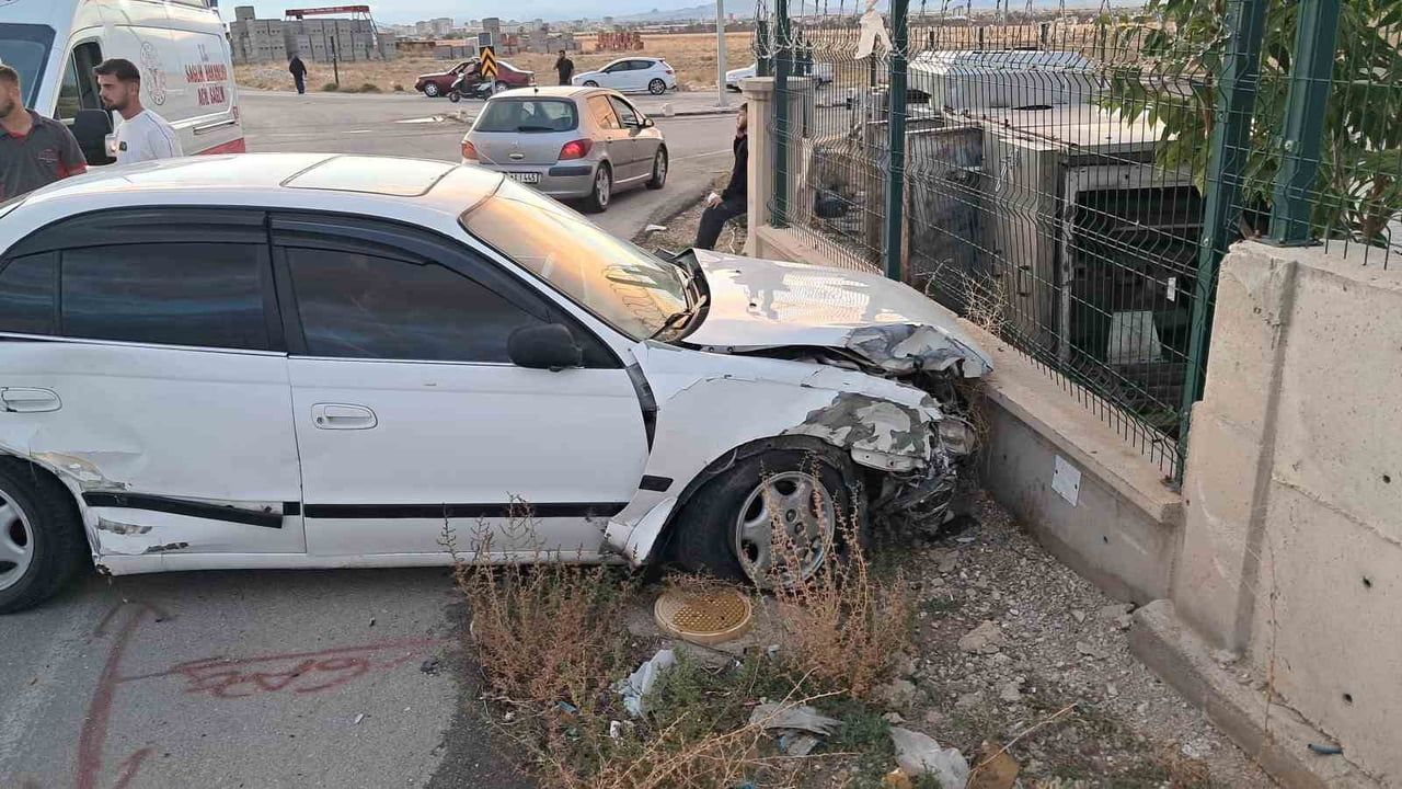 KARAMAN’DA İKİ OTOMOBİLİN KAVŞAKTA ÇARPIŞMASI SONUCU MEYDANA GELEN TRAFİK KAZASINDA 3 KİŞİ...