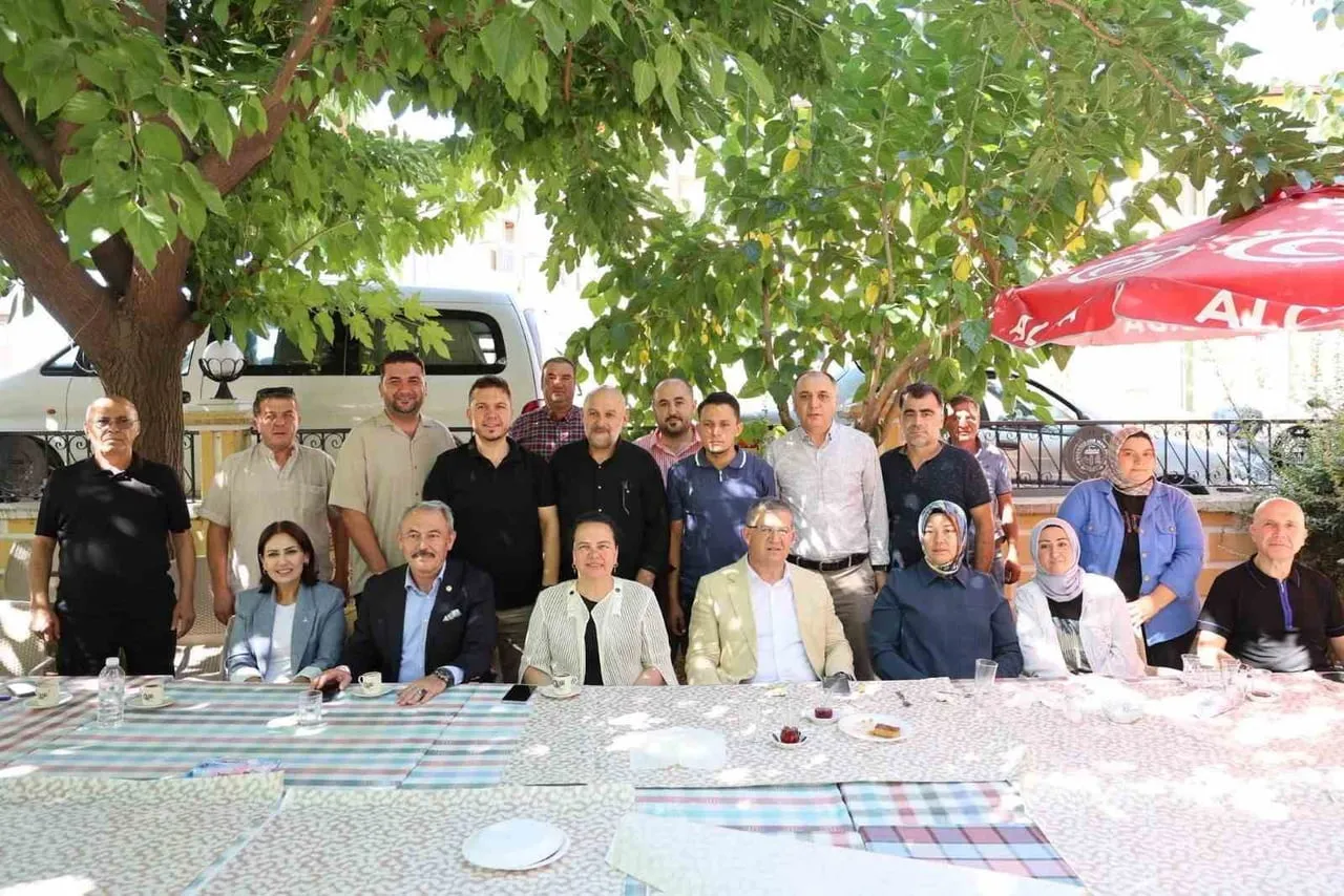 AK PARTİ DENİZLİ İL BAŞKANI MUHAMMET SUBAŞIOĞLU, BULDAN’DA AK PARTİ’YE KATILAN 15 İSME ROZETLERİNİ...