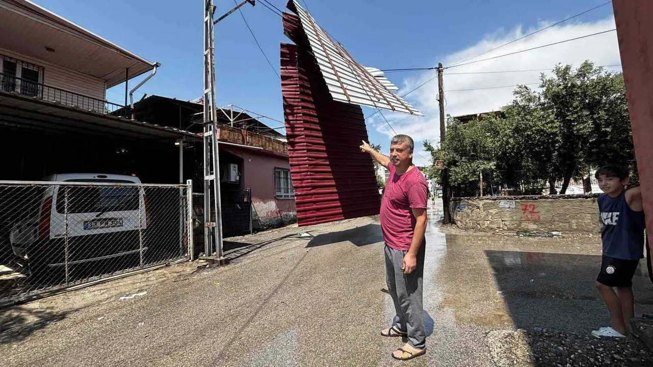 MAHALLEDE YAŞAYAN OSMAN ÜNAL, ADANA’DA SÜPER HÜCRE OLUŞTUĞUNU SÖYLEYEREK, “BUNUN SONUCUNDA EVİMİN...