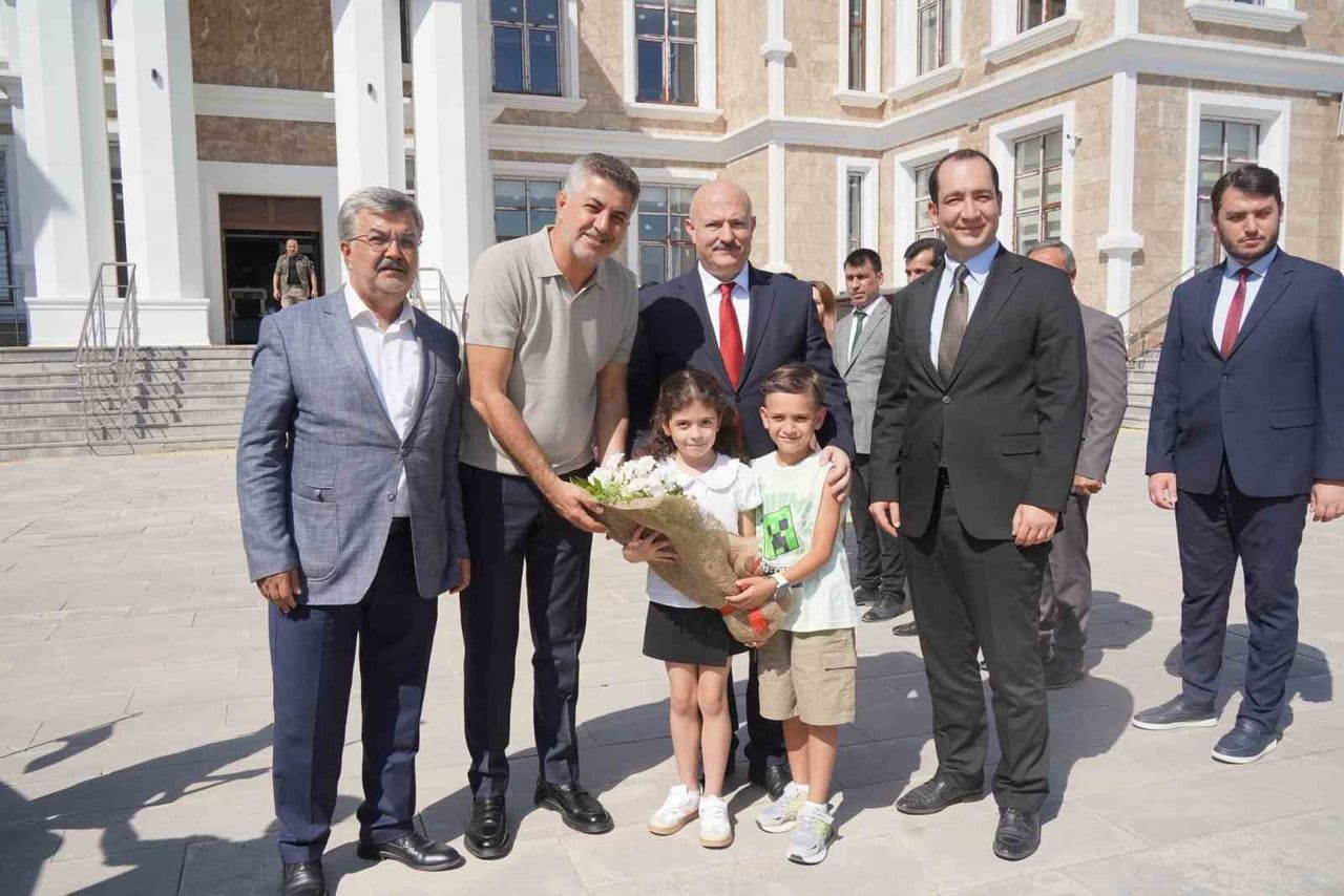 MİLLETVEKİLİ İSHAK ŞAN (SOLDAN 2'İNCİ), ADIYAMAN VALİSİ ABDULLAH KÜÇÜK (SOLDAN 3'ÜNCÜ), GERGER...
