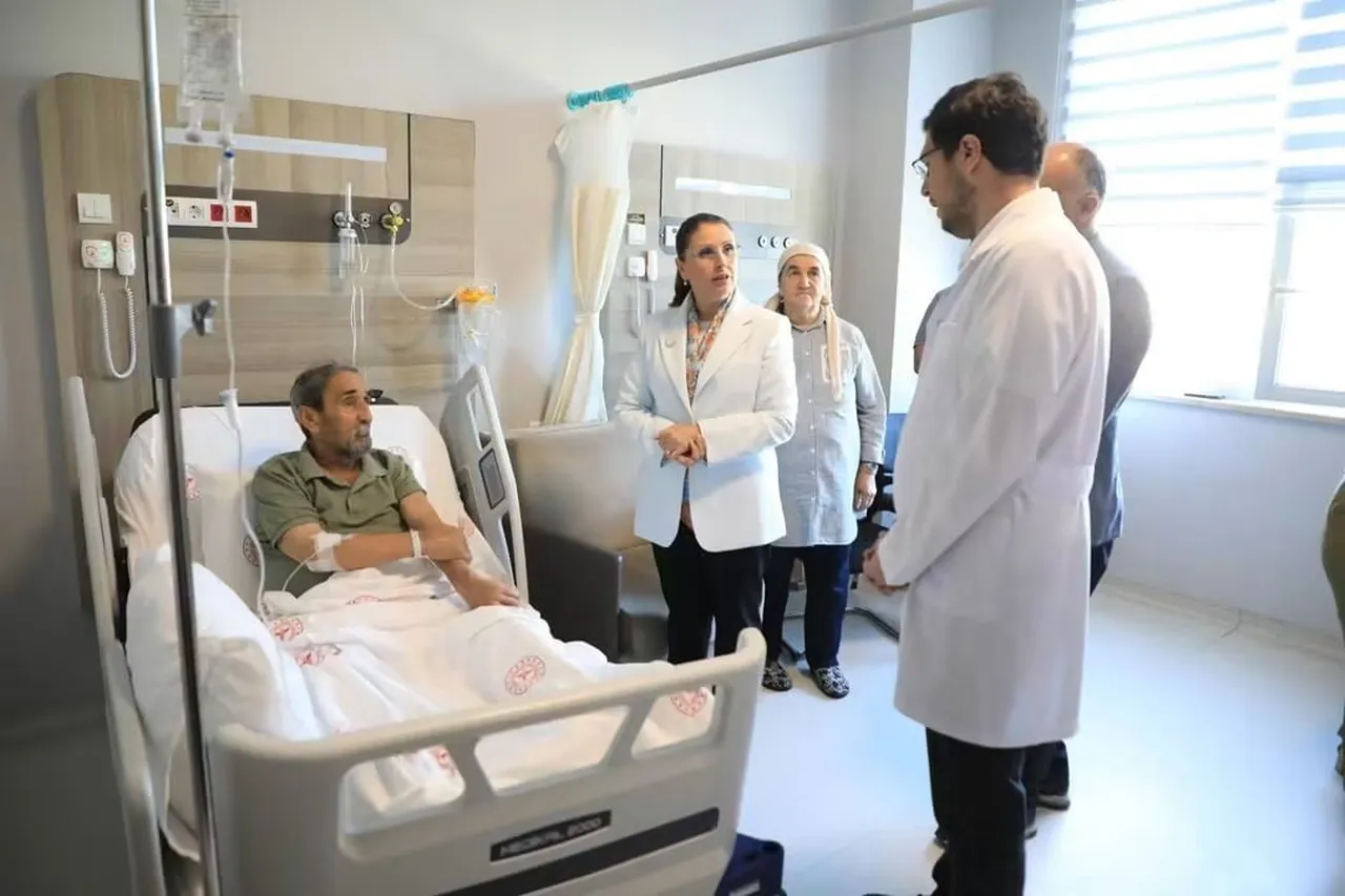 VALİ NURTAÇ ARSLAN, BARTIN DEVLET HASTANESİ'NDE TEDAVİ GÖREN KIBRIS GAZİSİ ALİ SOYÖZ'E GEÇMİŞ...