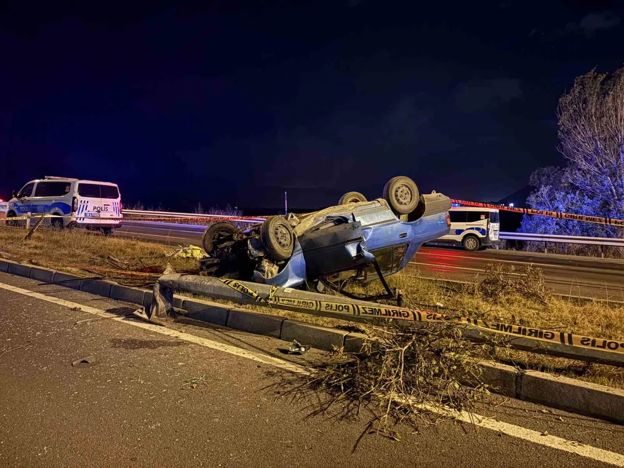 KAYSERİ’NİN MELİKGAZİ İLÇESİNDE AYDINLATMA DİREĞİNE ÇARPAN OTOMOBİL TAKLA ATARKEN, KAZADA 2 KİŞİ...