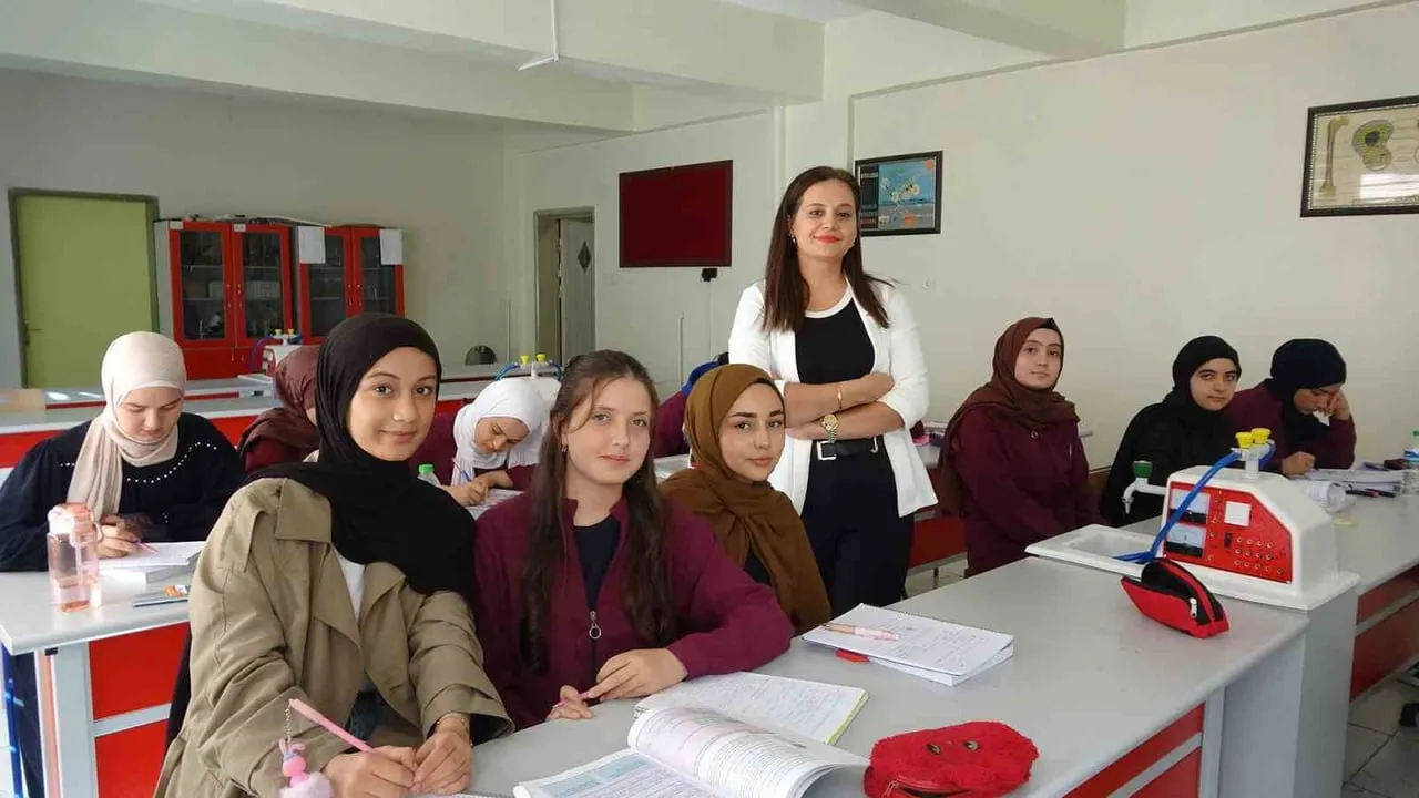 KİLİS'TE EKREM ÇETİN KIZ ANADOLU İMAM HATİP LİSESİ'NDE KİMYA ÖĞRETMENİ GÜLCAN AYDOĞDU, 11. SINIF...