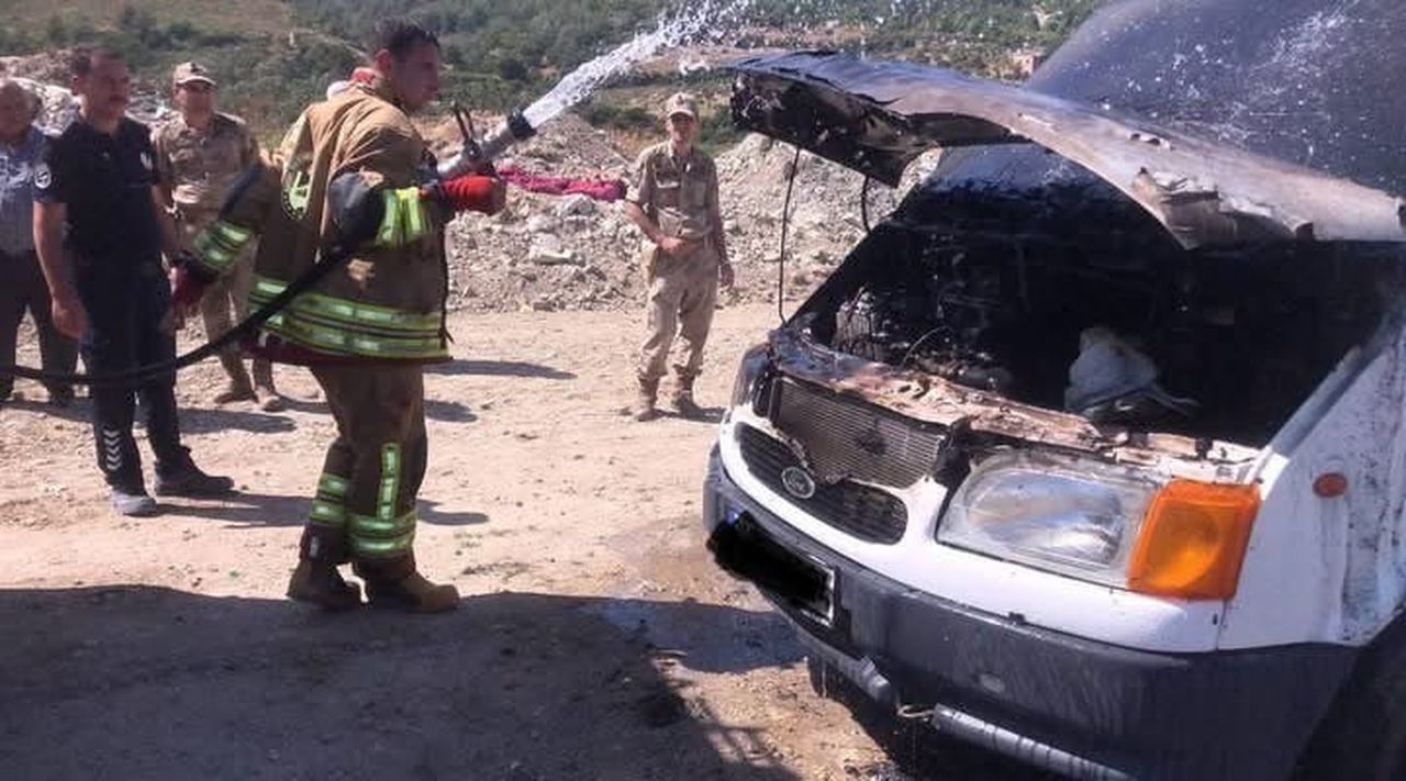 ANTAKYA KURUYER MAHALLESİ’NDE MOTOR KISMINDA YANGIN ÇIKAN MİNİBÜSE EKİPLERİN MÜDAHALESİ.