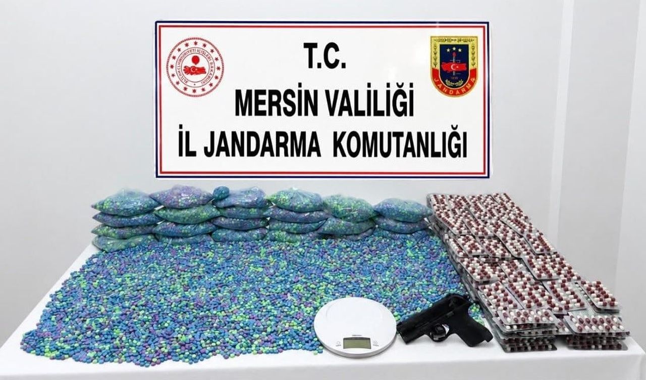 MERSİN'İN ERDEMLİ İLÇESİNDE BİR ADRESE OPERASYON DÜZENLEYEN JANDARMA EKİPLERİ YAKLAŞIK 70 BİN ADET...