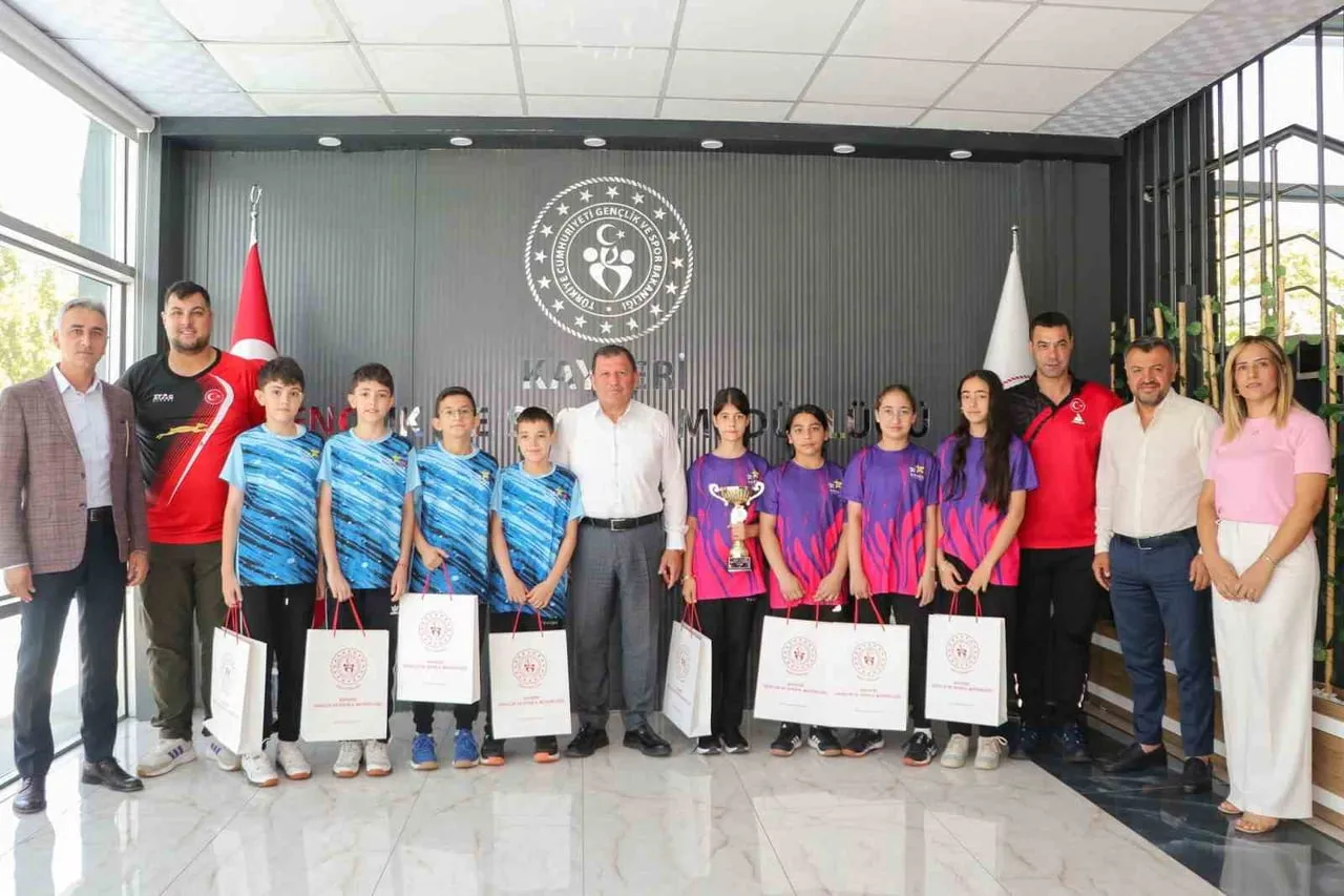 ARTVİN’İN HOPA İLÇESİNDE DÜZENLENEN ANALİG MASA TENİSİ TÜRKİYE BİRİNCİLİĞİ’NDE KAYSERİ KIZ TAKIMI...