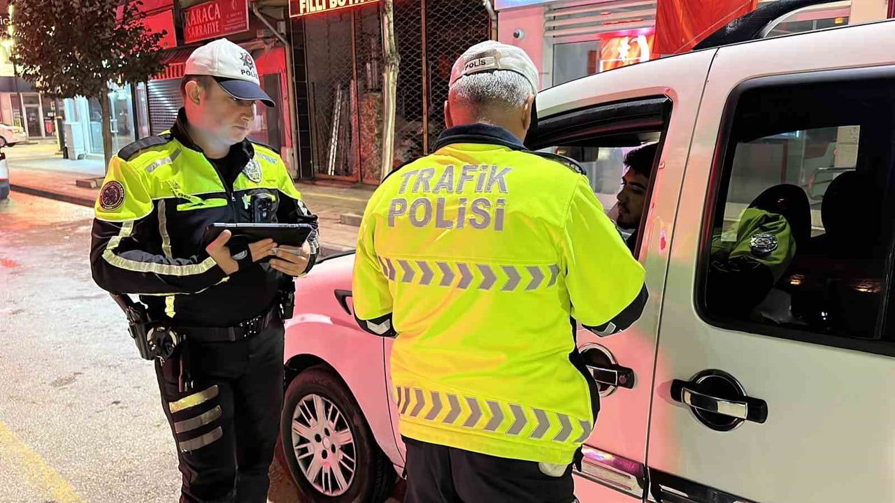 ÇORUM'UN ALACA İLÇESİNDE POLİS EKİPLERİ DENETİM GERÇEKLEŞTİRDİ