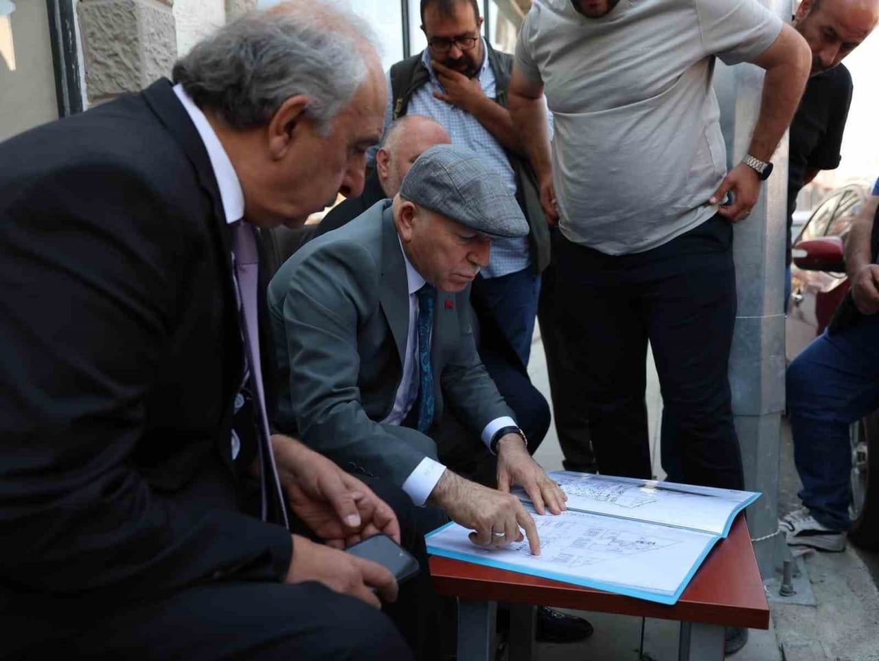 ERZURUM BÜYÜKŞEHİR BELEDİYE BAŞKANI MEHMET SEKMEN, MUMCU MAHALLESİ’NDE VATANDAŞLARLA BİR ARAYA...