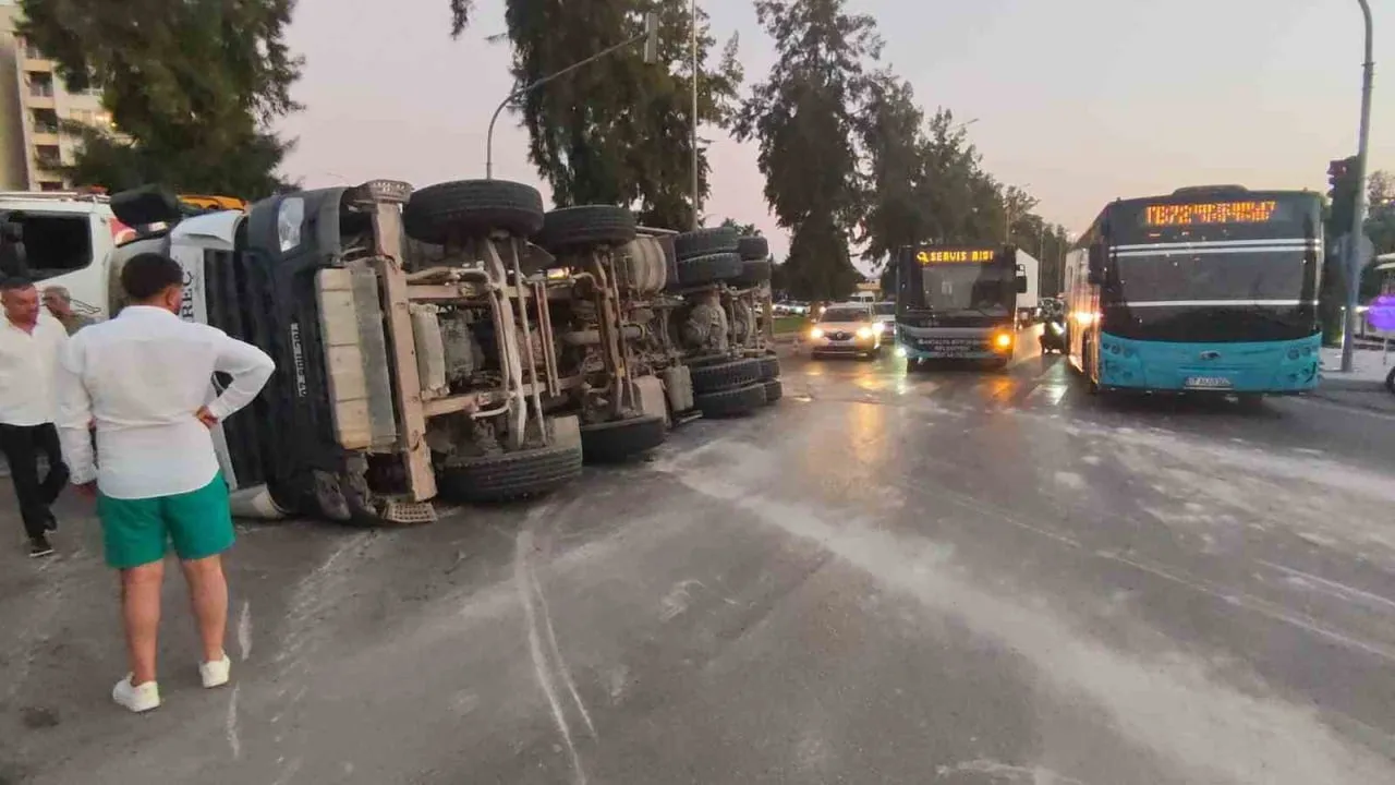 ANTALYA’DA KAVŞAKTAN SOLA DÖNÜŞ YAPTIĞI SIRADA DEVRİLEN BETON MİKSERİNİN SÜRÜCÜSÜ HAFİF...