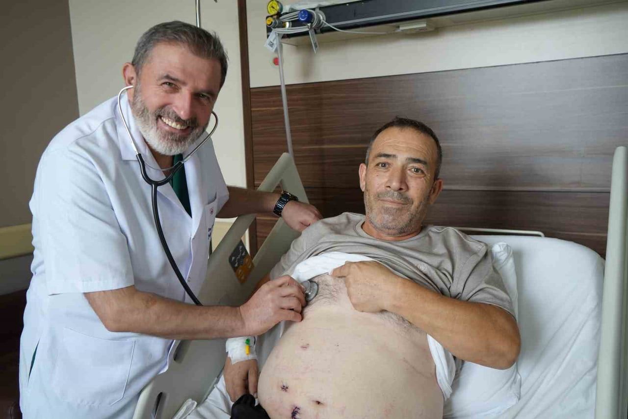SAMSUN’DA BAĞIRSAK KANSERİ TEDAVİSİ İÇİN HASTANEYE BAŞVURAN KİŞİ, İÇ ORGANLARININ FARKLI YERLERDE...