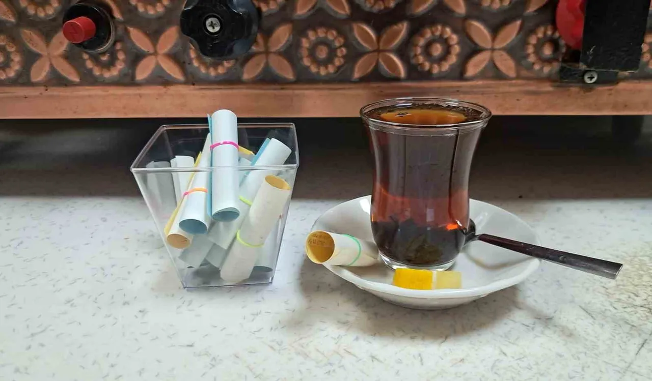ERZURUM'DA BİR ÇAY EVİ İŞLETMECİSİ, MÜŞTERİLERİNE VERDİĞİ ADİSYON FİŞLERİNE ÖZLÜ SÖZ, ATASÖZÜ VE...