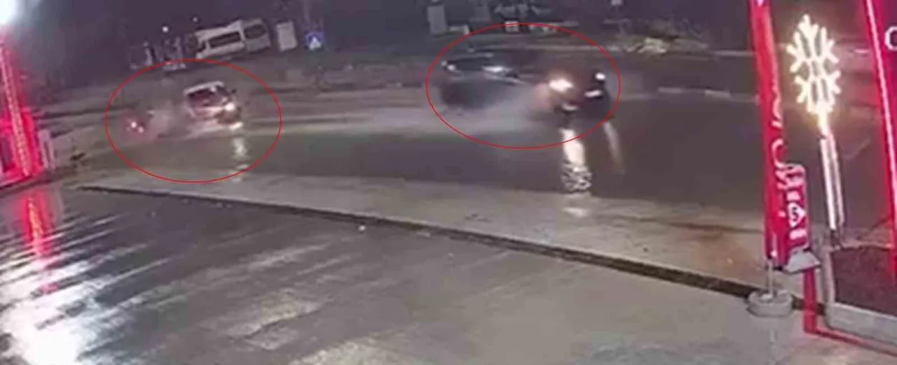 HATAY’DA YAĞIŞ NEDENİYLE OLUŞAN SU BİRİKİNTİSİNDEN YAVAŞ GEÇMEK İSTEYEN OTOMOBİLİN FREN YAPMASI...