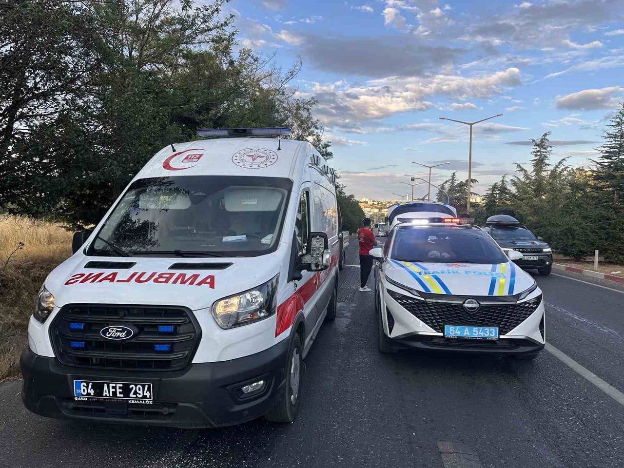 UŞAK’TA OTOMOBİLİN TIRIN DORSESİNE ARKADAN ÇARPMASI SONUCU 4 KİŞİ YARALANARAK HASTANEYE...