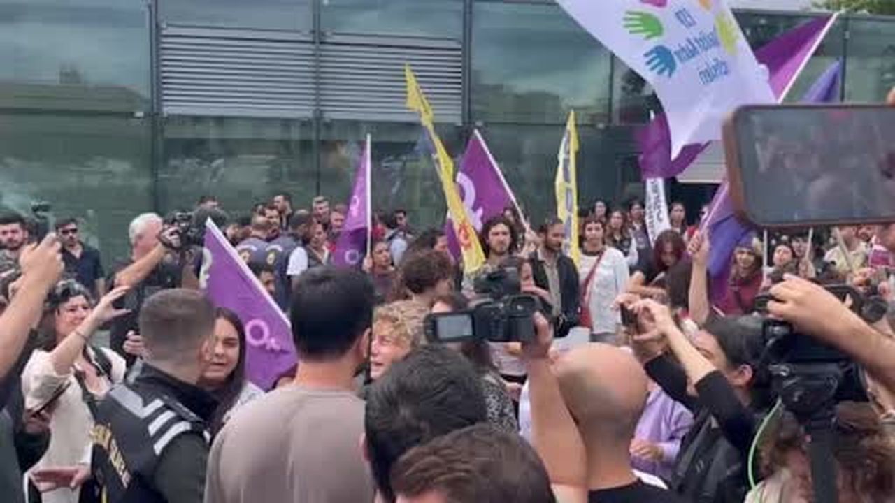 İstanbul Adalet Sarayı önünde arbede çıkaran bazı LGBT'liler gözaltına alındı