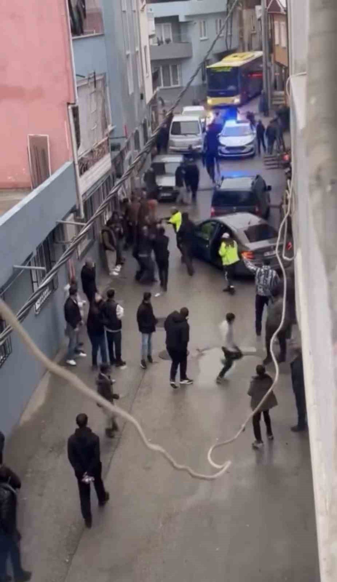 BURSA’DA SİVİL TRAFİK EKİPLERİNİN DUR İHTARINA UYMAYAN OTOMOBİL KAÇMAYA BAŞLADI. POLİSİN ARACI...