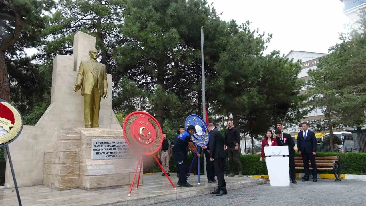 VAN’DA 30 AĞUSTOS ZAFER BAYRAMI’NIN 104’ÜNCÜ YIL DÖNÜMÜ DÜZENLENEN TÖRENLE KUTLANDI.