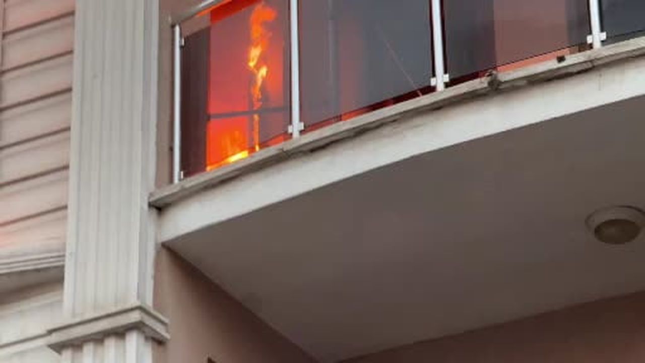 Iğdır’da itfaiye erleri çevresi kapalı olan binadaki yangına güçlükle müdahale etti