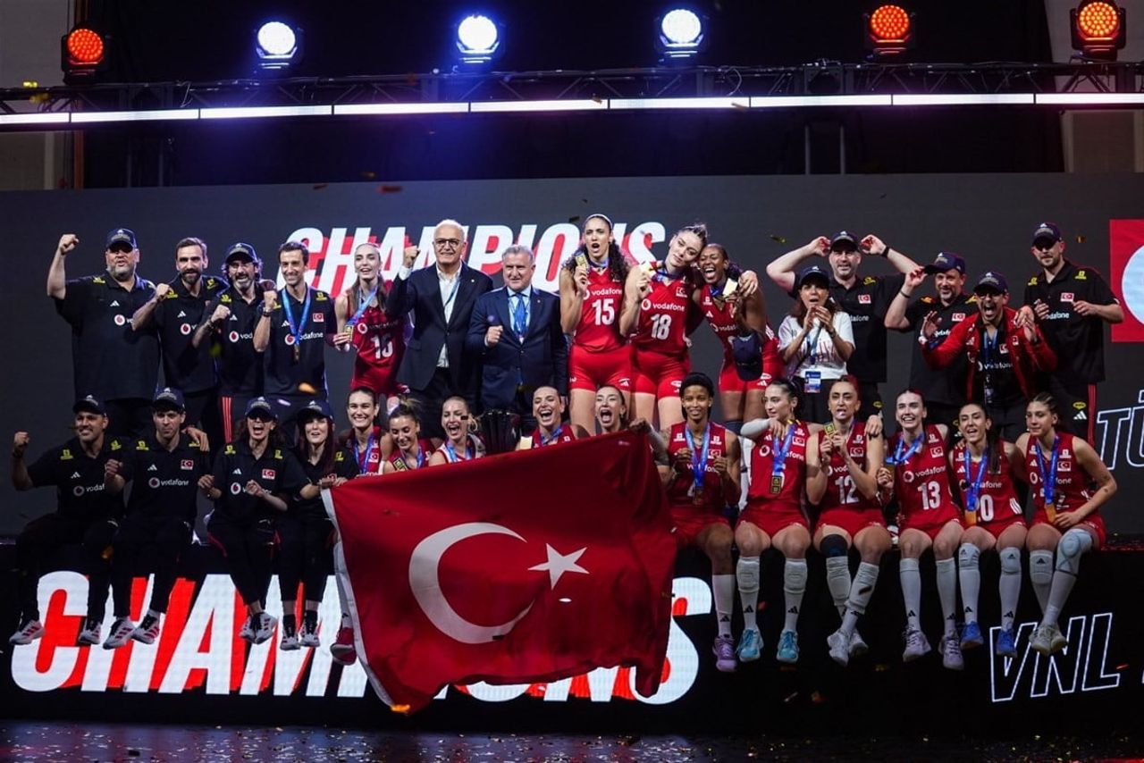 GENÇLİK VE SPOR BAKANI OSMAN AŞKIN BAK, 2026 FIVB MİLLETLER LİGİ'NDE (VNL) ŞAMPİYON OLAN A MİLLİ...