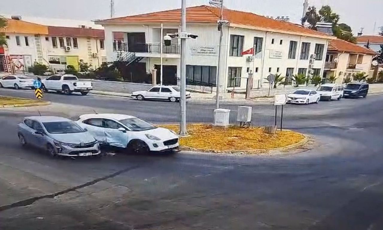 MANAVGAT İLÇESİNDE 2 OTOMOBİLİN KAVŞAKTA ÇARPIŞMASI, GÜVENLİK KAMERASINA YANSIDI.