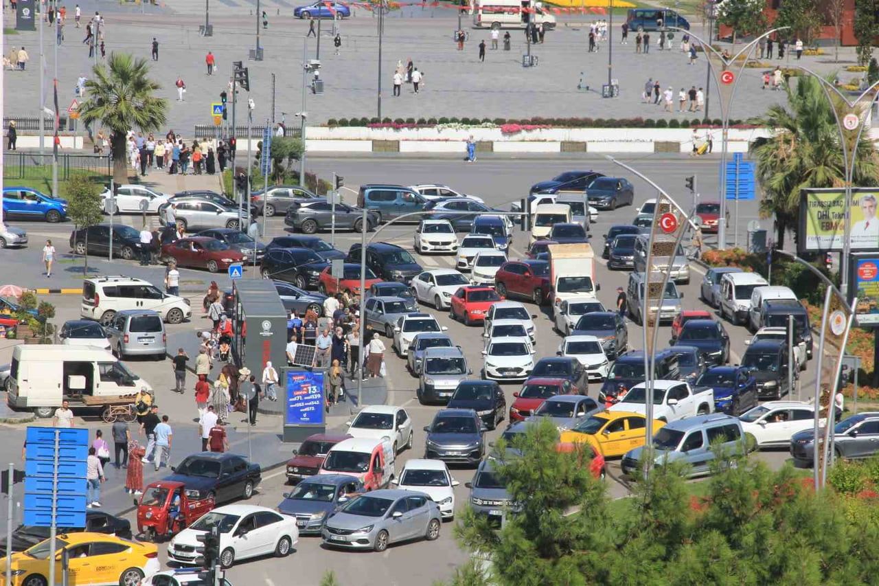 SAMSUN'DA TRAFİĞE KAYITLI MOTORLU KARA TAŞITI SAYISI SON BİR YILDA 36 BİN 586 ADET ARTARAK 555 BİN...