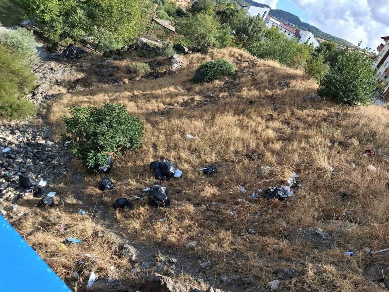 DİYARBAKIR’IN ÇERMİK İLÇESİNDE, ARTUKLU ESERİ TARİHİ HABURMAN KÖPRÜSÜ CİVARINA DÖKÜLEN ÇÖPLER...