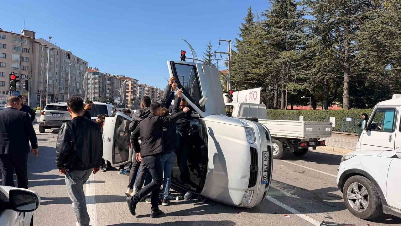 AFYONKARAHİSAR’DA KONTROLDEN BİR KIRMIZI IŞIKTA BEKLEYEN İKİ ARACA ÇARPIP ARDINDAN YAN YATARAK...